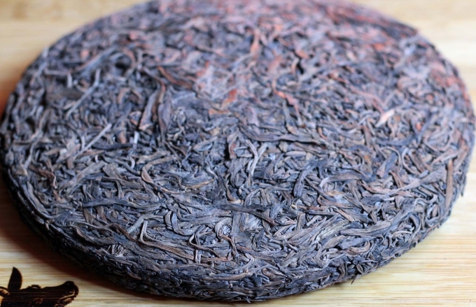 Trà Phổ Nhĩ được lên men sau khi chế biến, có màu nâu đen và được ép thành bánh - Ảnh: Sưu tầm