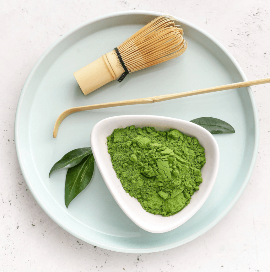 Matcha Nhật thượng hạng và chổi chasen là nguyên vật liệu không thể thiếu trong nghi lễ (Ảnh: sưu tầm)