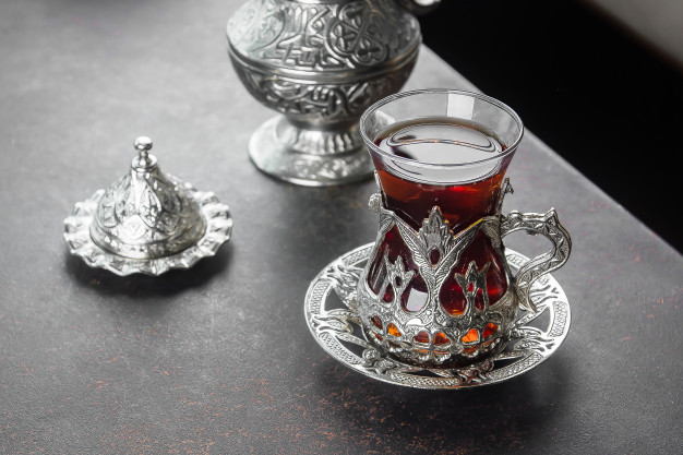 Ly uống trà hình hoa Tulip mang đậm đặc trưng đất nước Thổ Nhĩ Kỳ - Ảnh: Sưu tầm