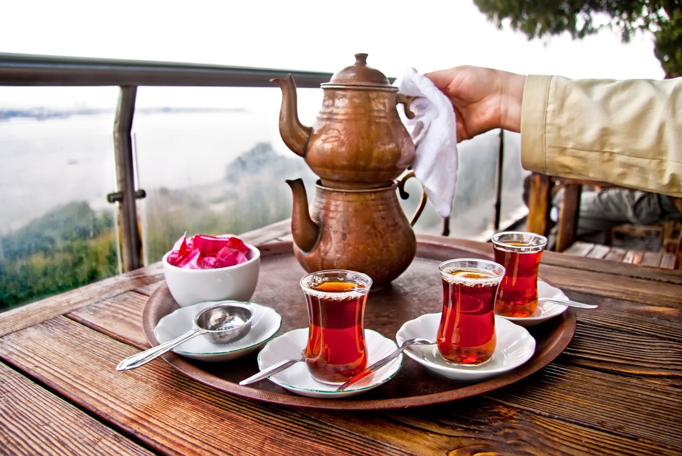 Cách pha trà có chút khác biệt so với những vùng khác, người Thổ luôn dùng bình trà kim loại 2 tầng để pha - Ảnh: Sưu tầm