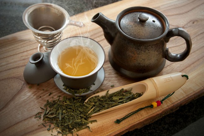 Để sản xuất được trà Oolong, người ta phải qua nhiều quá trình chế biến cẩn trọng - Ảnh: Sưu tầm