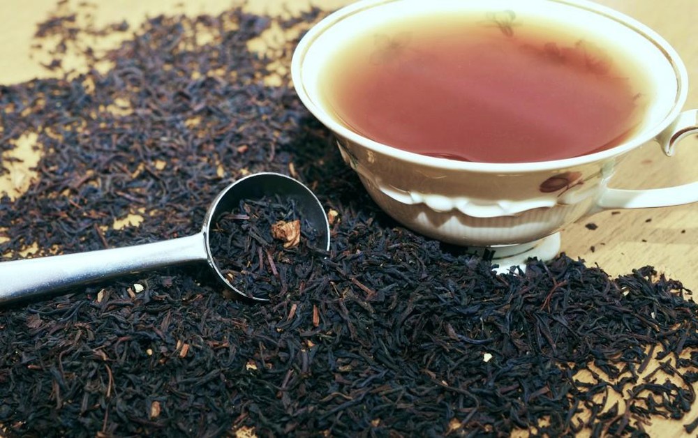 Nguyên liệu để sản xuất Trà Đen là những lá trà già, có lượng tannin nhiều, xanh đậm, đó cũng là điểm để phân biệt Trà Đen và Hồng Trà - Ảnh: Sưu tầm