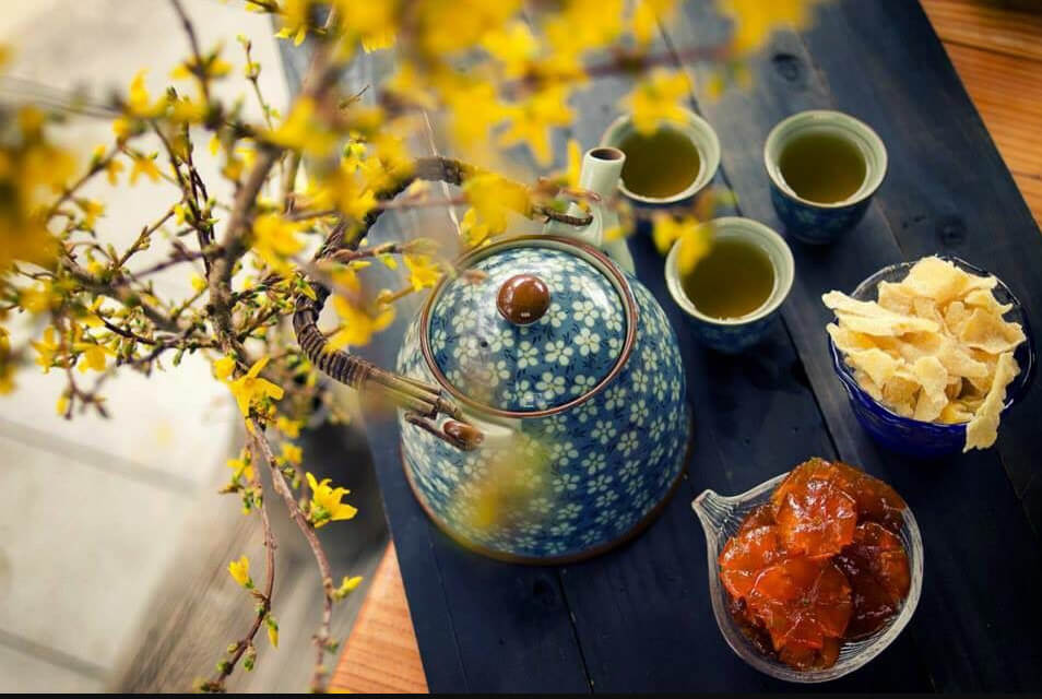 Chén trà đầu xuân luôn có mặt trong những buổi sum họp gia đình, bạn bè gặp gỡ (Ảnh: sưu tầm)