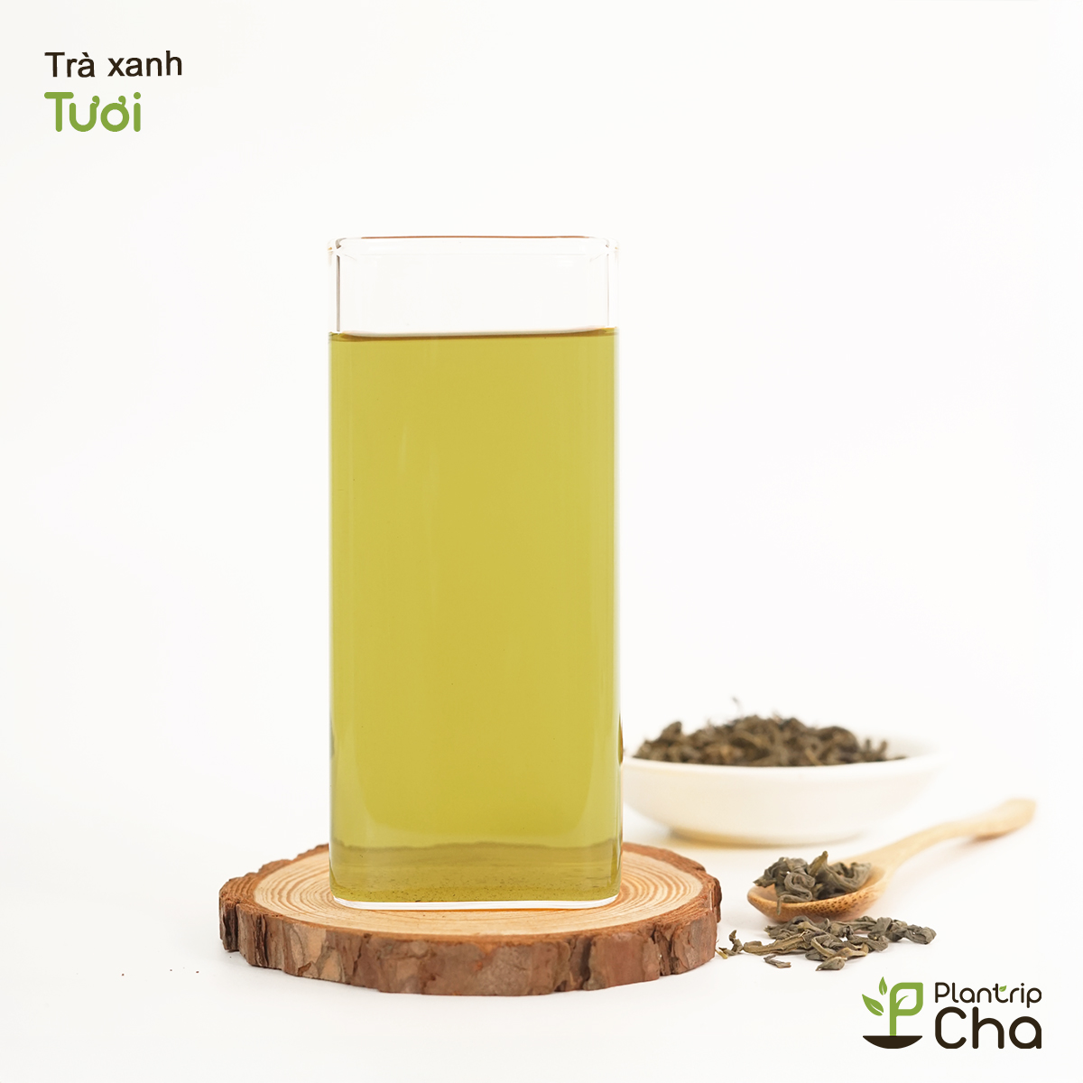 Trà xanh tươi với nước trà trong, màu xanh lục sáng, cho màu đồ uống hấp dẫn.