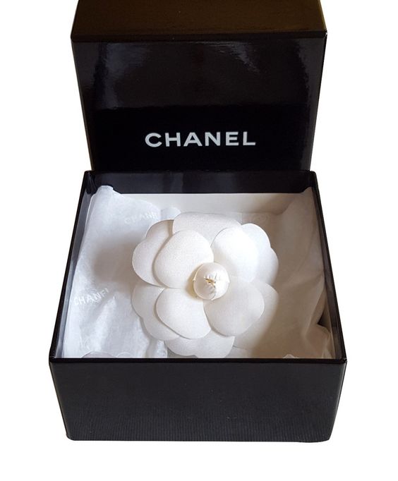 Hoa Trà thương hiệu Chanel - Thiết kế tái hiện trọn vẹn hình ảnh của đóa trà trắng (Ảnh: sưu tầm)