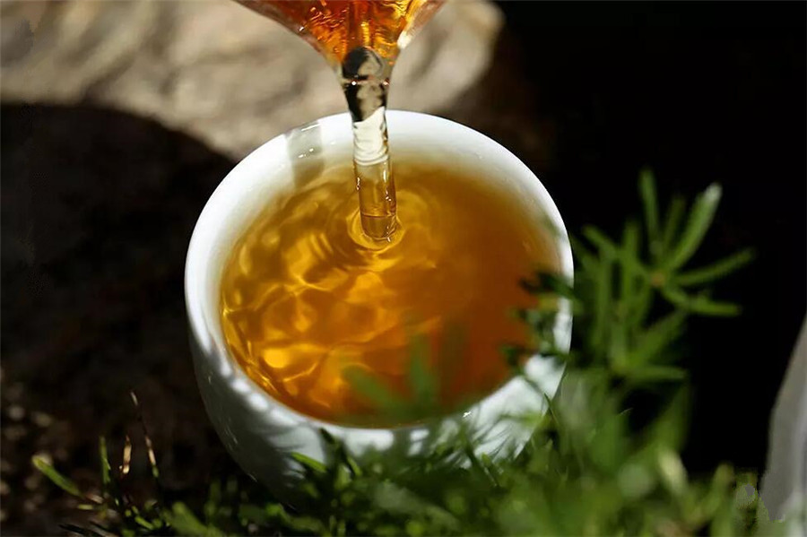 Trà Dian Hong được sản xuất từ búp trà cổ thụ có màu vàng đồng và hương vị ngọt ngào thanh tao (Ảnh: sưu tầm)