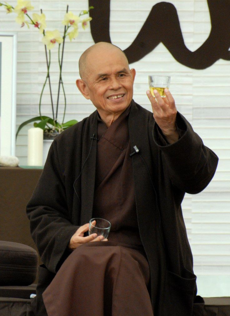 Thiền sư Thích Nhất Hạnh bên ly trà