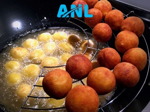 Cách làm snack khoai tây miếng bằng chảo