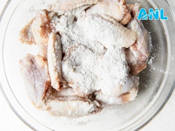 Ướp nguyên liệu trước khi tẩm bột