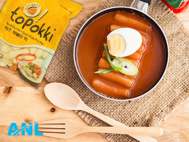 Tokbokki ăn kèm với trứng