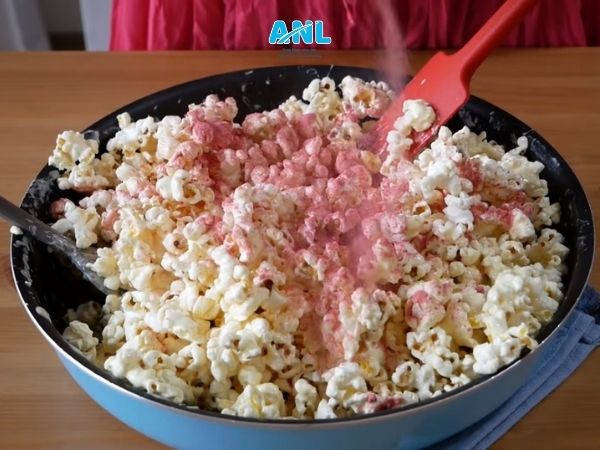 Hướng dẫn cách làm bắp rang bơ lắc dâu tây chi tiết từng bước