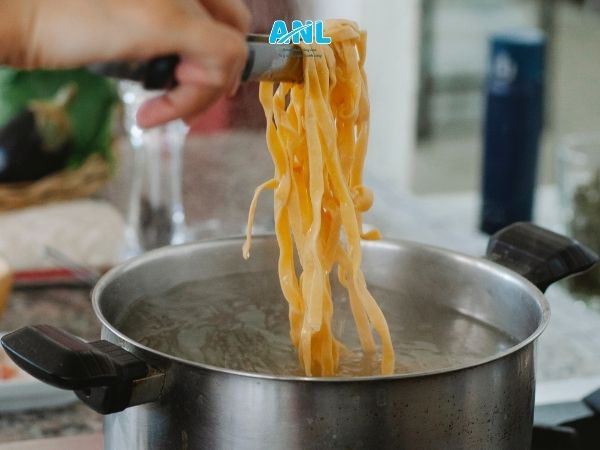 Trụng mì và sơ chế topping