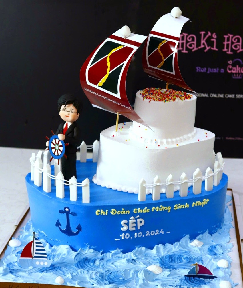 Bánh sinh nhật trang trí thuyền tạo hình sếp
