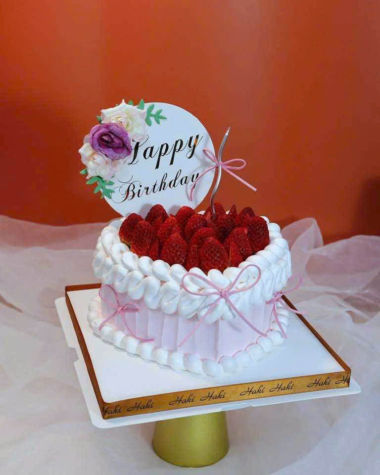 Bánh sinh nhật trang trí dâu tươi