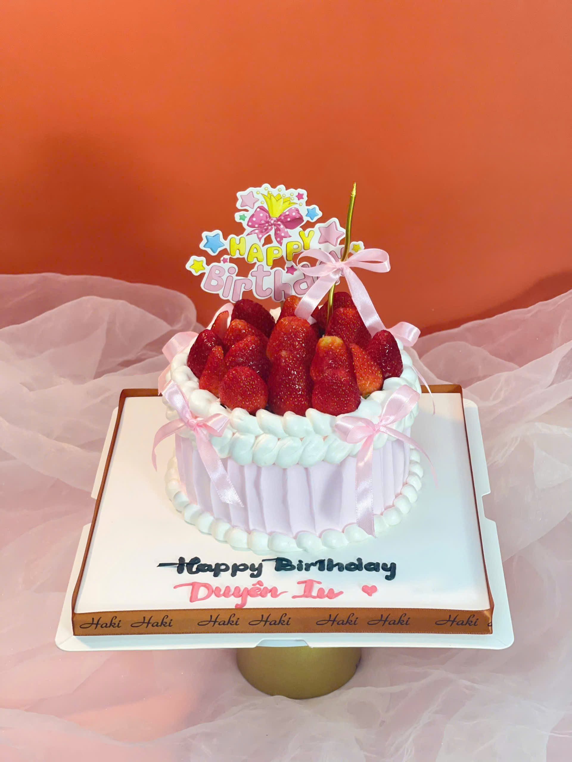 Bánh sinh nhật trang trí dâu tươi