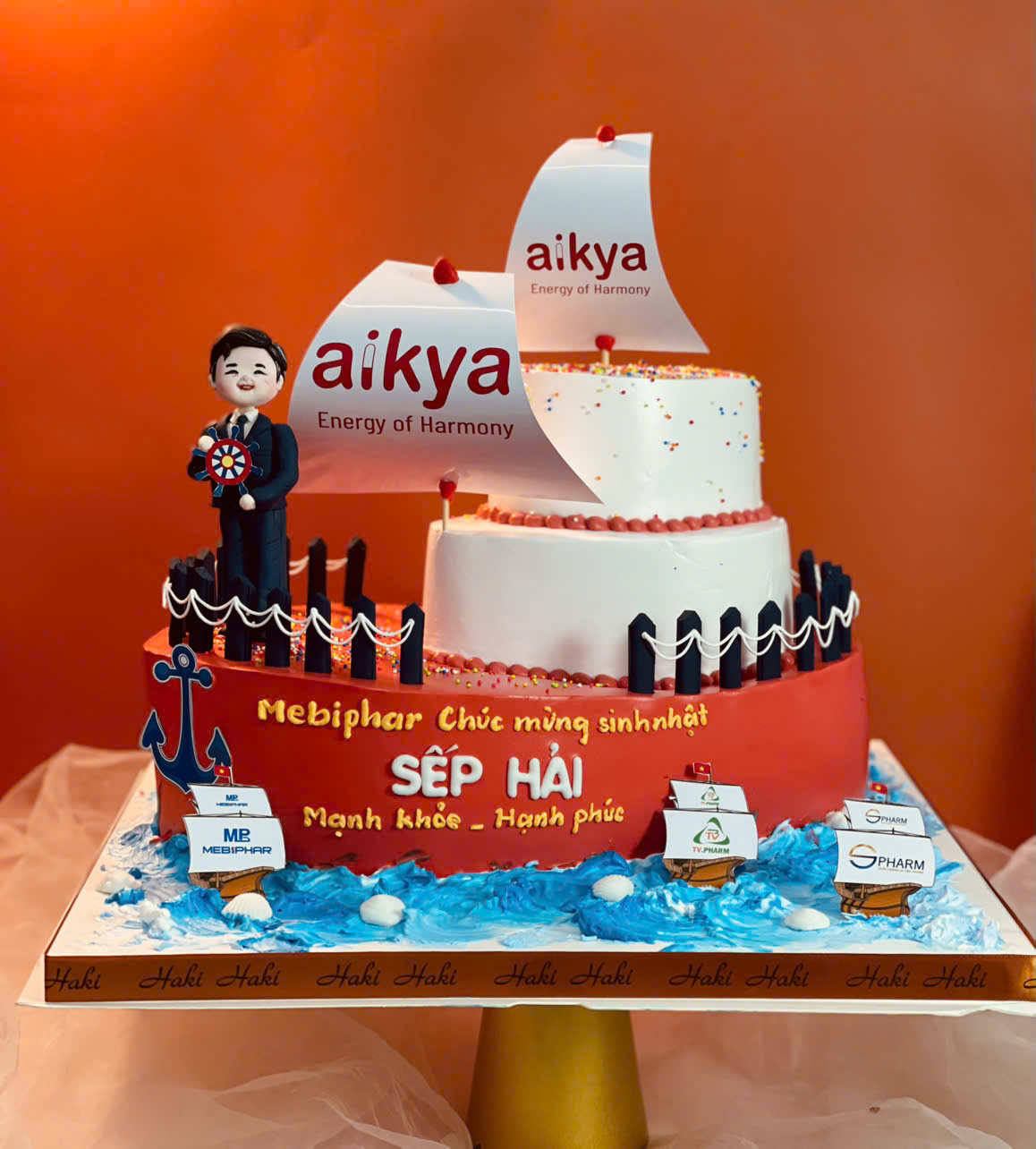 Bánh sinh nhật trang trí thuyền tạo hình sếp