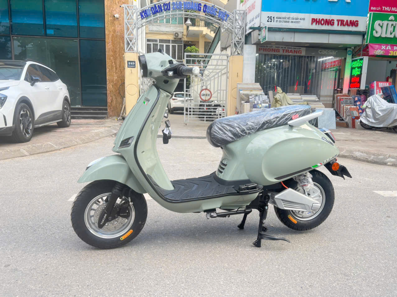 Xe máy điện Vespa Takumi Crow đèn vuông 2025
