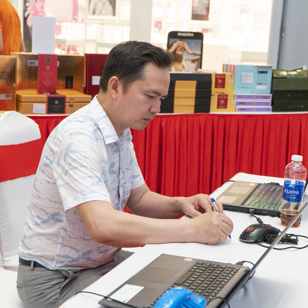 Trần Văn Trấn (Trấn Kangnam) – Hành Trình Xây Dựng Kangnam Mart & Tổng Kho Đồ Hàn Quốc Chính Hãng Từ Con Số 0