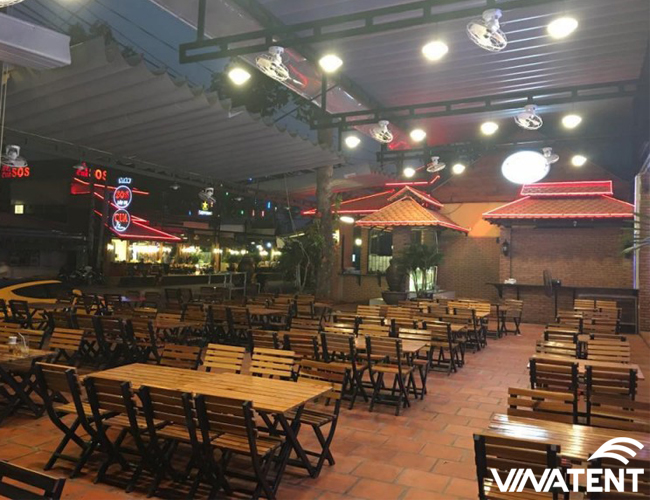 sử dụng mái xếp che nắng mưa cho quán cafe