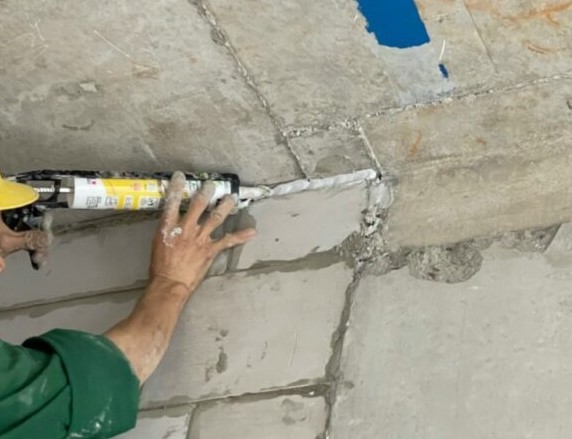 Dán khe tường bằng keo chống cháy Fixacryl M1C