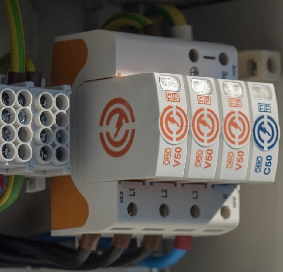 Lắp thiết bị chống sét OBO V50-3+NPE-280-5093526