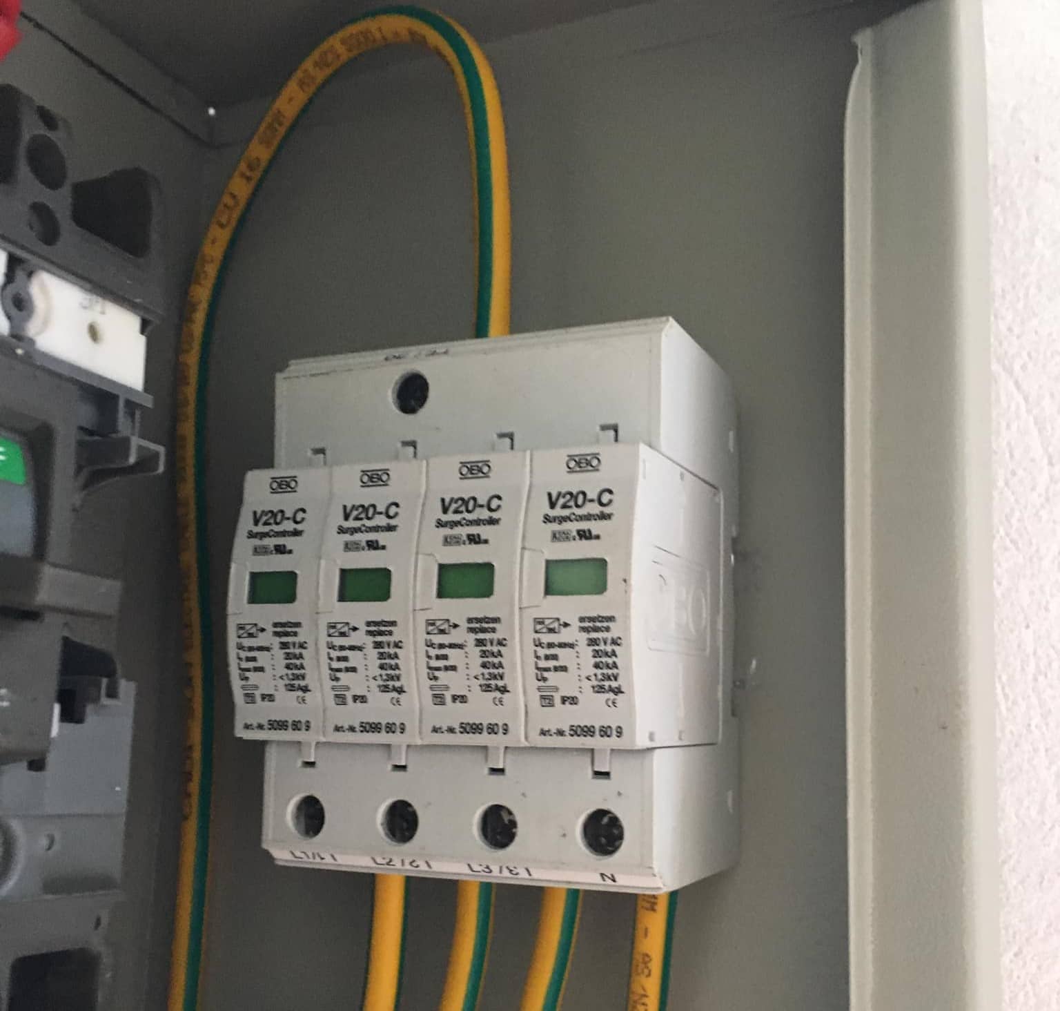 Lắp thiết bị chống sét 4 pha OBO V20-C4-280