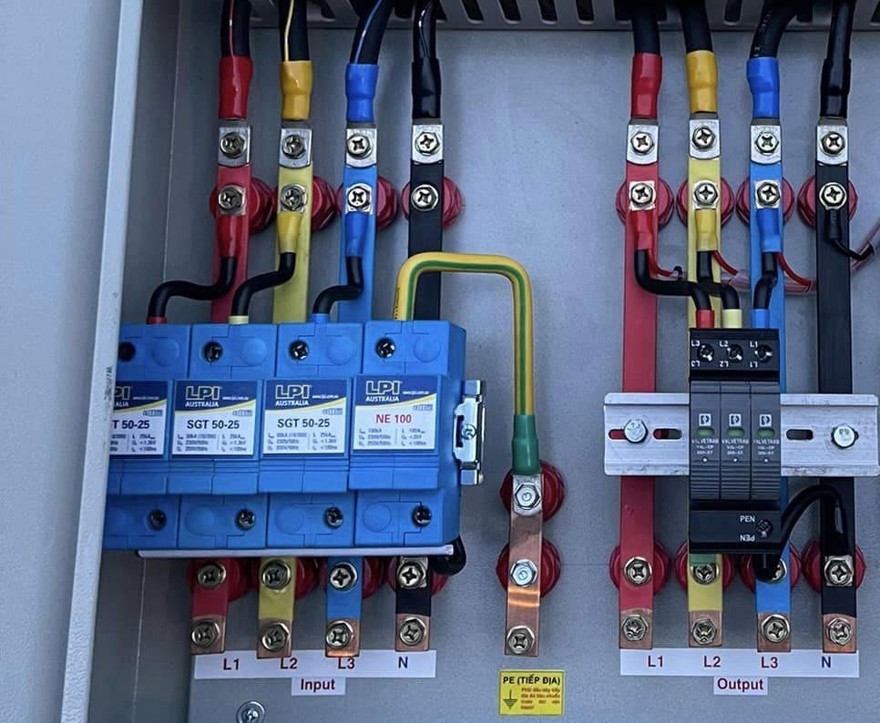 Lắp thiết bị cắt sét LPI 3xSGT50-25+NE100 cho tủ điện 3 pha