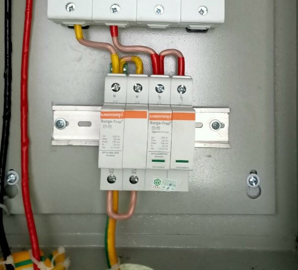 Lắp thiết bị chống sét Mersen STPT12-25K275V-2PGM cho tủ điện