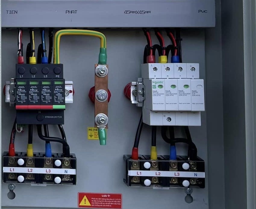 Lắp thiết bị chống sét 3 pha Schneider EZ9L33720 cho tủ điện