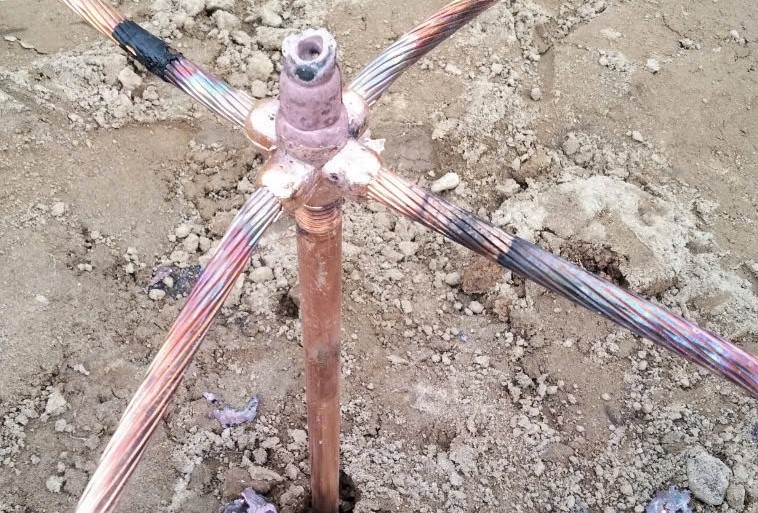 mối hàn hóa nhiệt giữa cọc và 4 dây cáp đồng trần
