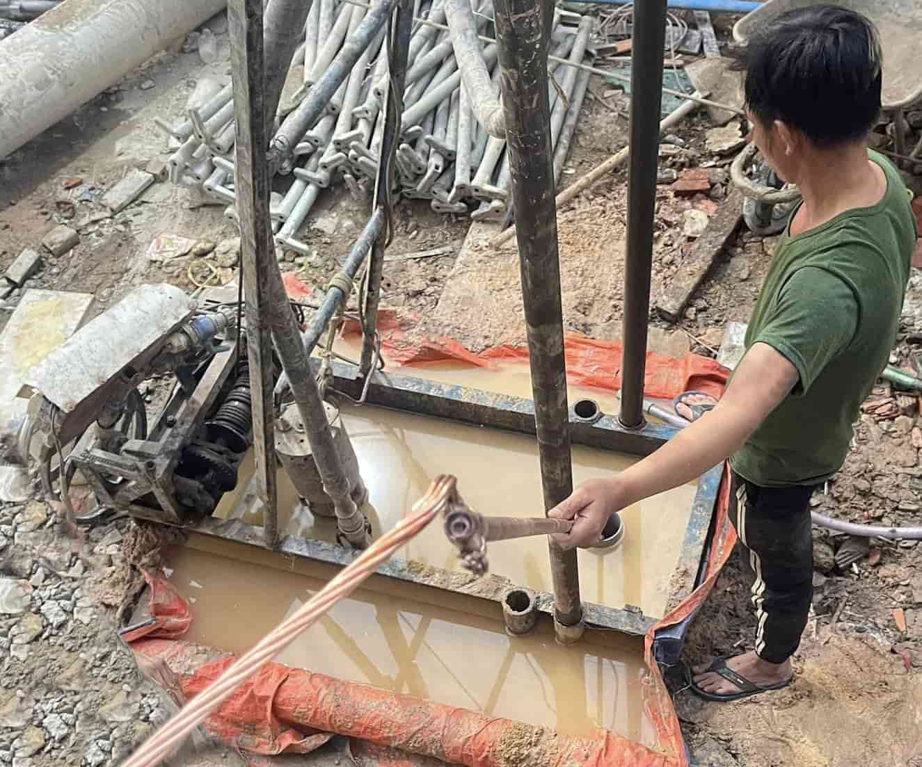 Thả cọc mạ đồng xuống giếng tiếp địa