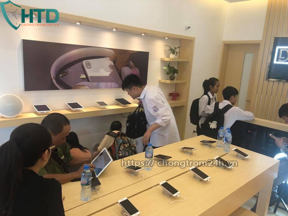 Chân đế chống trộm điện thoại tại chuỗi cửa hàng siêu hót