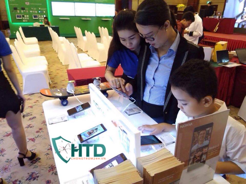 Thiết bị chống trộm điện thoại trưng bày tại FPT Shop