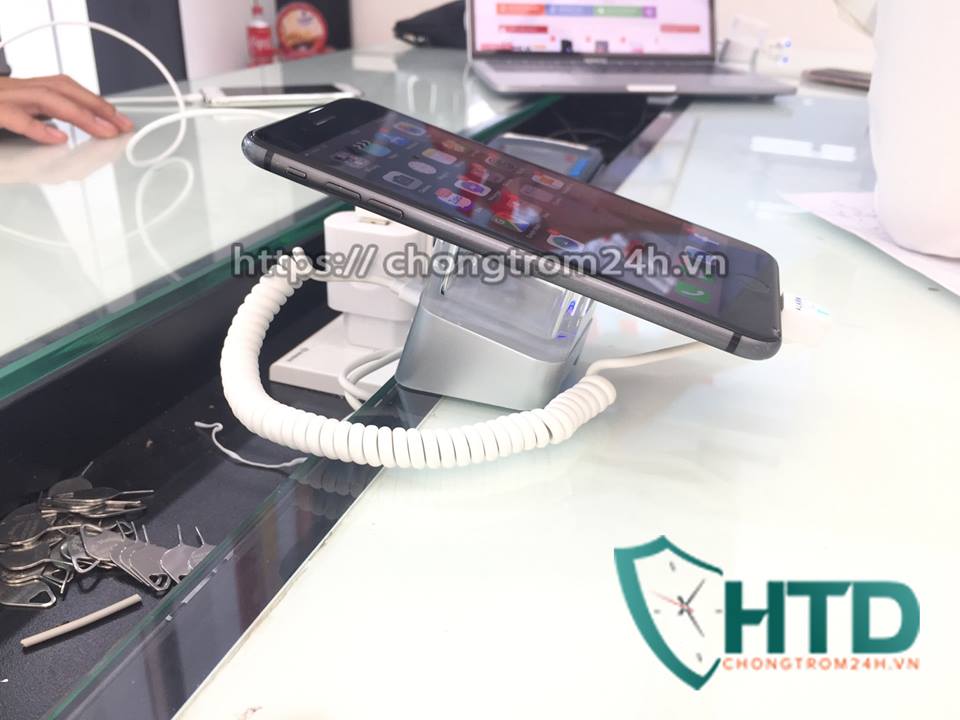 Có nên lắp thiết bị chống trộm điện thoại trưng bày cho cửa hàng ?