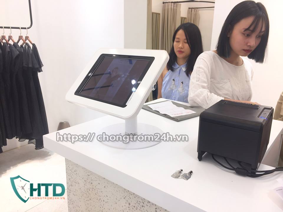 Giá đỡ chống trộm máy tính bảng được các shop thời trang ưa chuộng nhất