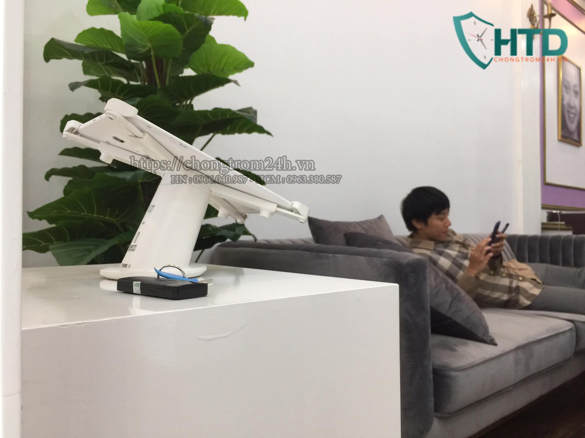 Giá đỡ máy tính bảng samsung, ipad trên bàn trưng bày xoay 355 độ