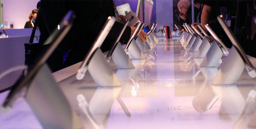 Sử dụng bàn trải nghiệm cho việc kinh doanh thiết bị số.