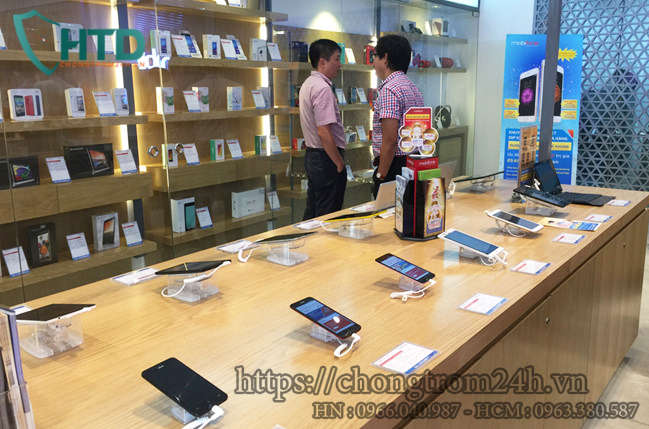 Thiết bị chống trộm điện thoại trưng bày tại hệ thống bán lẻ MobiFone