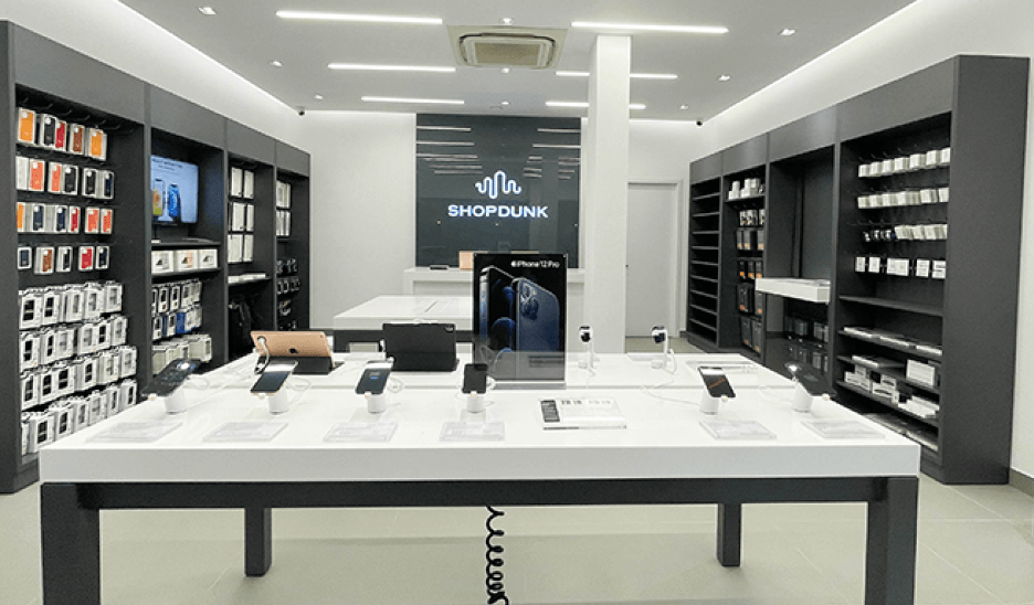 Chân đế chống trộm điện thoại trưng bày tại ShopDunk 386 Cầu Giấy - HN