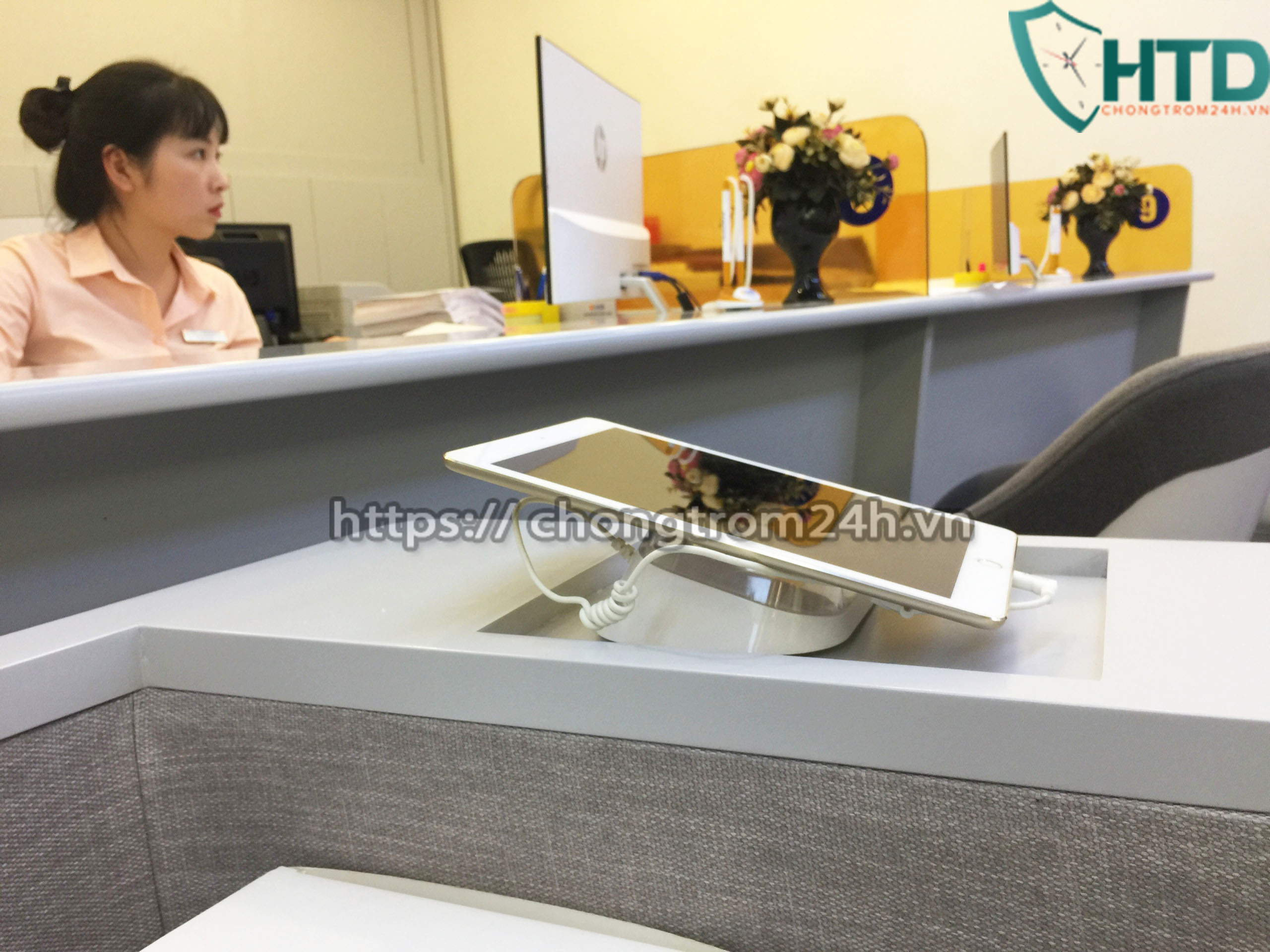 Top 3 mẫu giá đỡ chống trộm máy tính bảng tại các ngân hàng bệnh viện