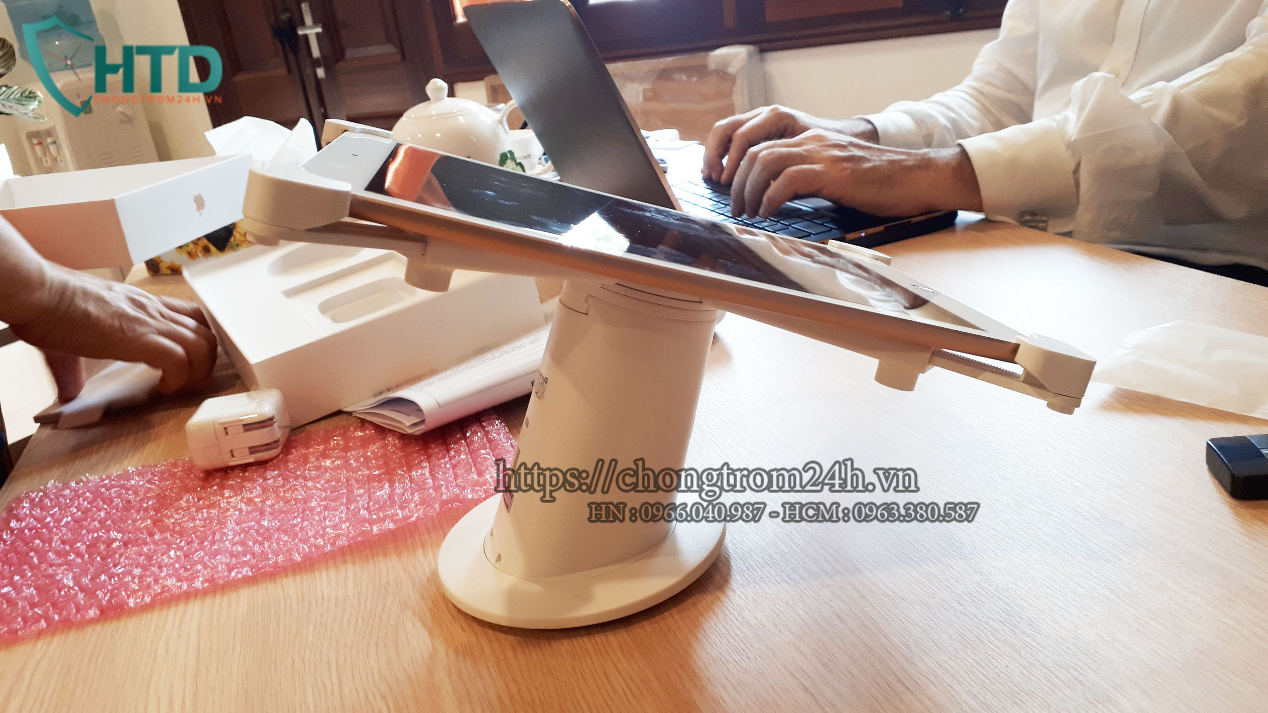 Giá đỡ chống trộm máy tính bảng xoay đa năng độ thẩm mỹ cao