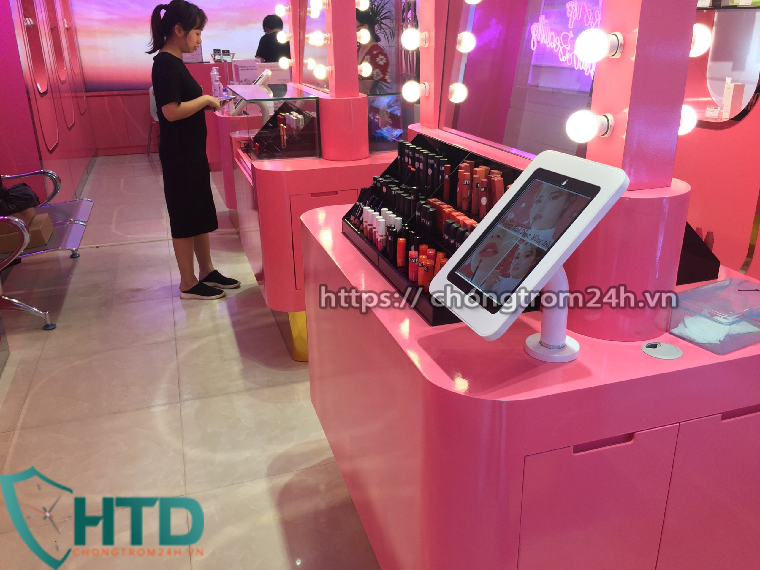 giá đỡ chống trộm máy tính bảng, ipad đang dùng ở đâu và tác dụng gì ?