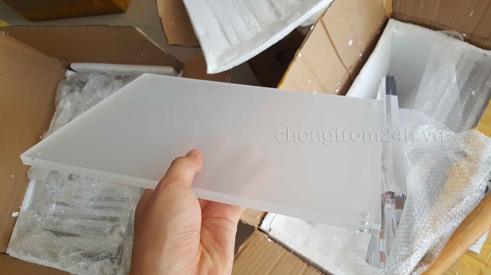 Địa chỉ cung cấp kệ menu mica ,giá menu mica để bàn cao cấp 2018