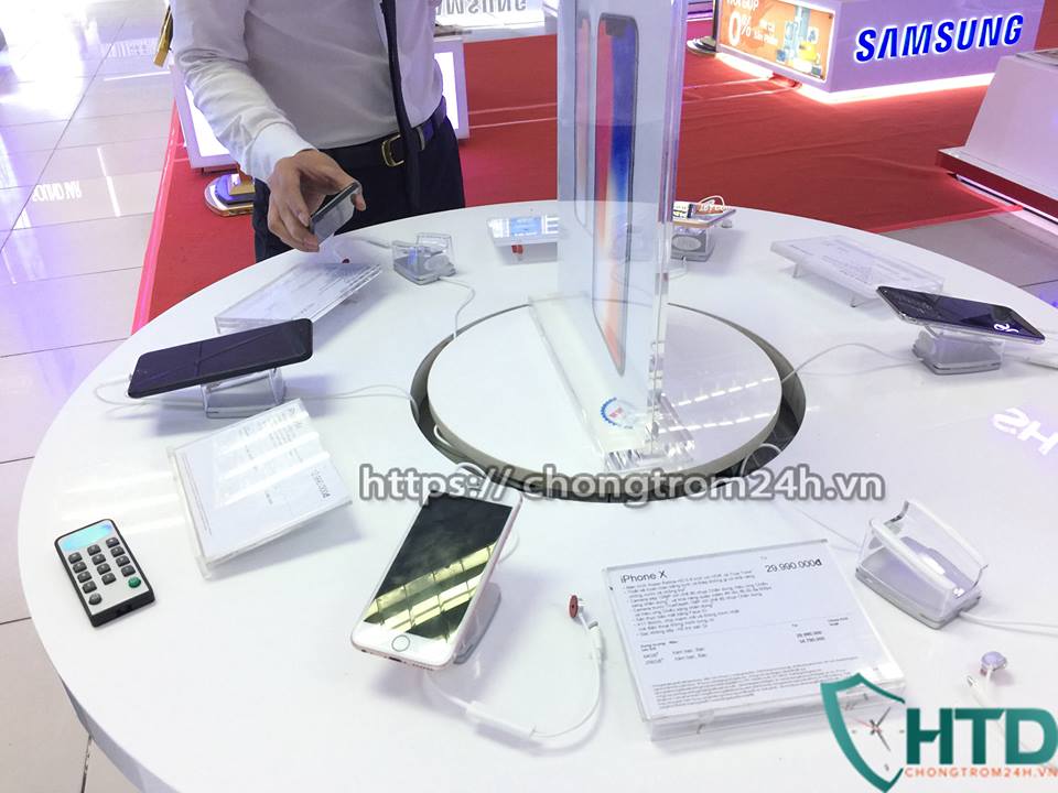 Thiết bị chống trộm điện thoại hàng trưng bày tại Nguyễn Kim