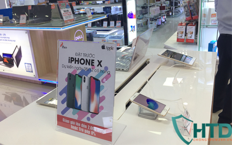 Cẩn trọng khi lắp thiết bị chống trộm hàng điện thoại trưng bày.