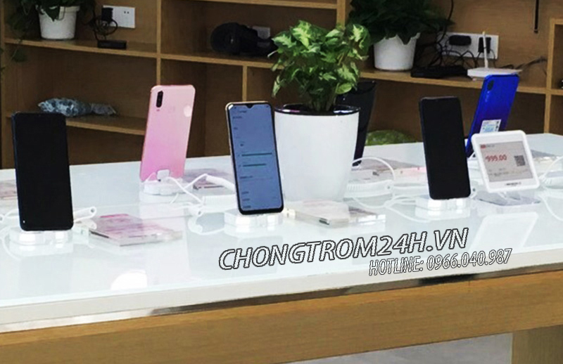 Chân đế trưng bày điện thoại đáng dùng nhất 2020 tại hệ thống cửa hàng