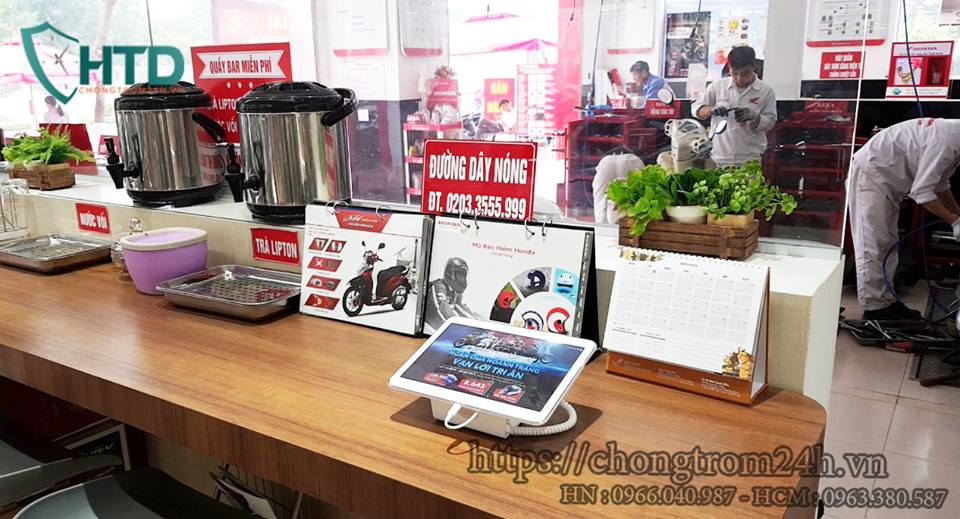 Giá đỡ chống trộm máy tính bảng tại cửa hàng ôtô xe máy