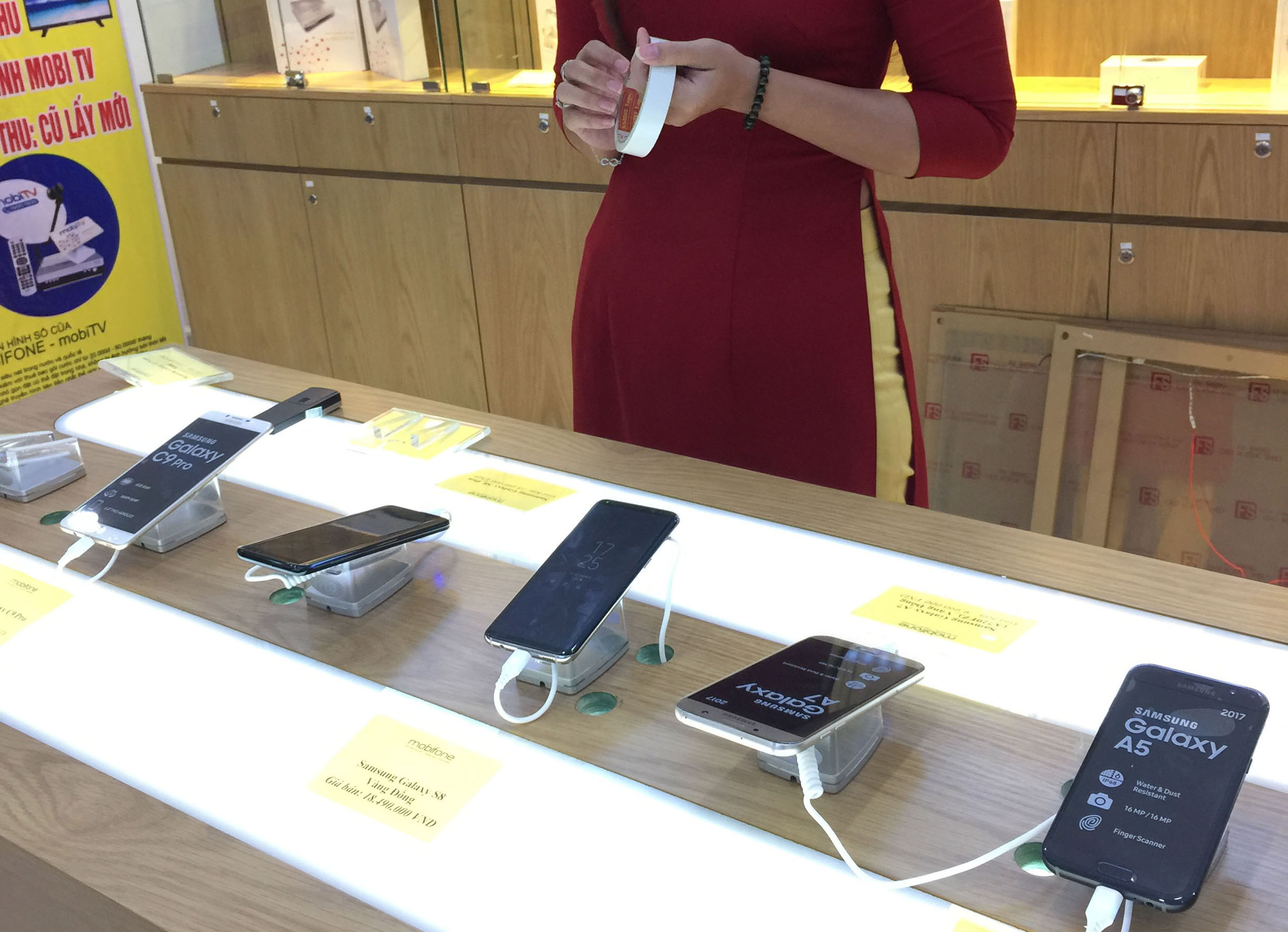 Tại sao nên lắp đặt thiết bị chống trộm hàng trưng bày cho cửa hàng ?