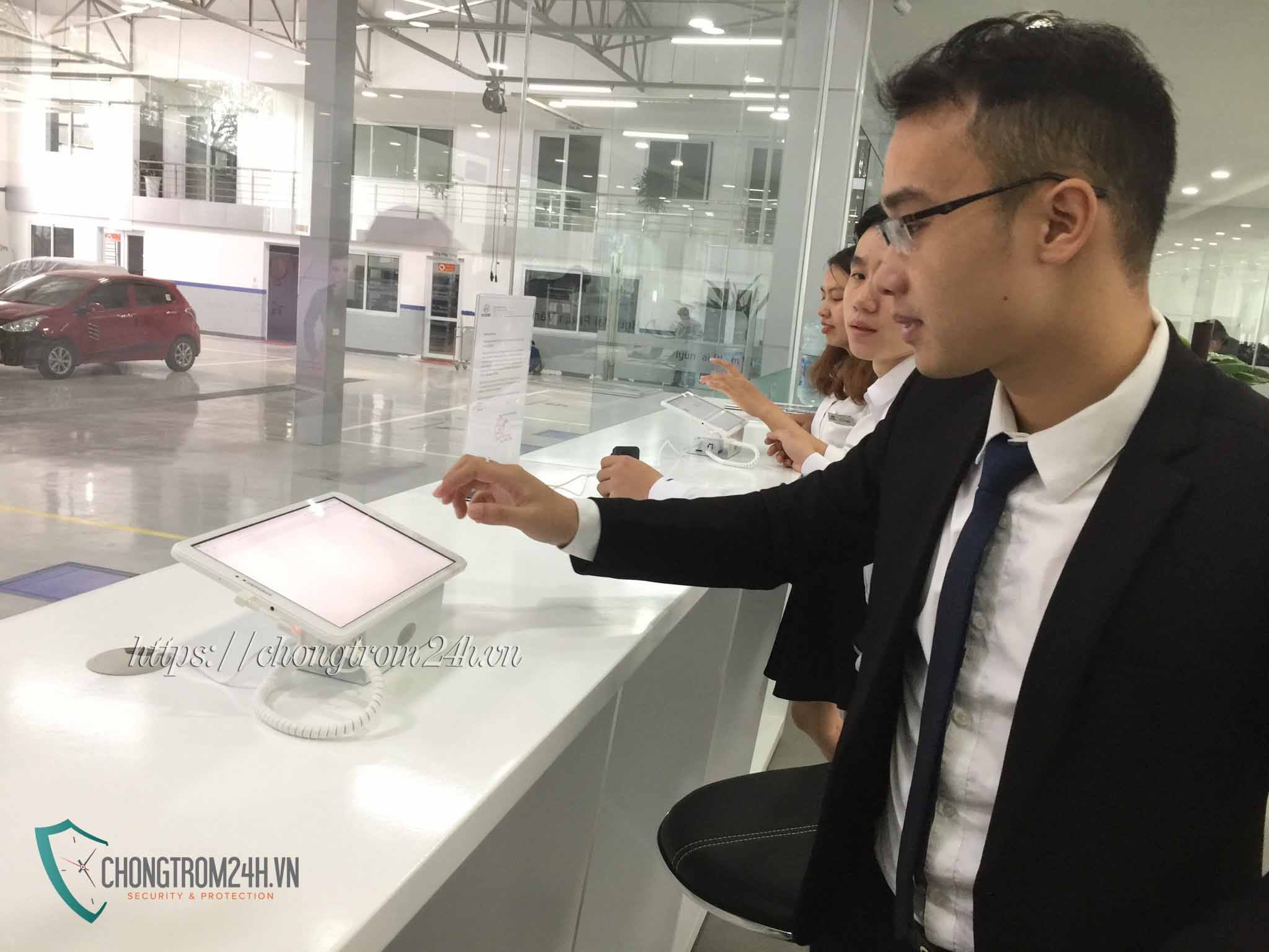 Giá đỡ chống trộm máy tính bảng - không thể thiếu trên bàn trải nghiệm