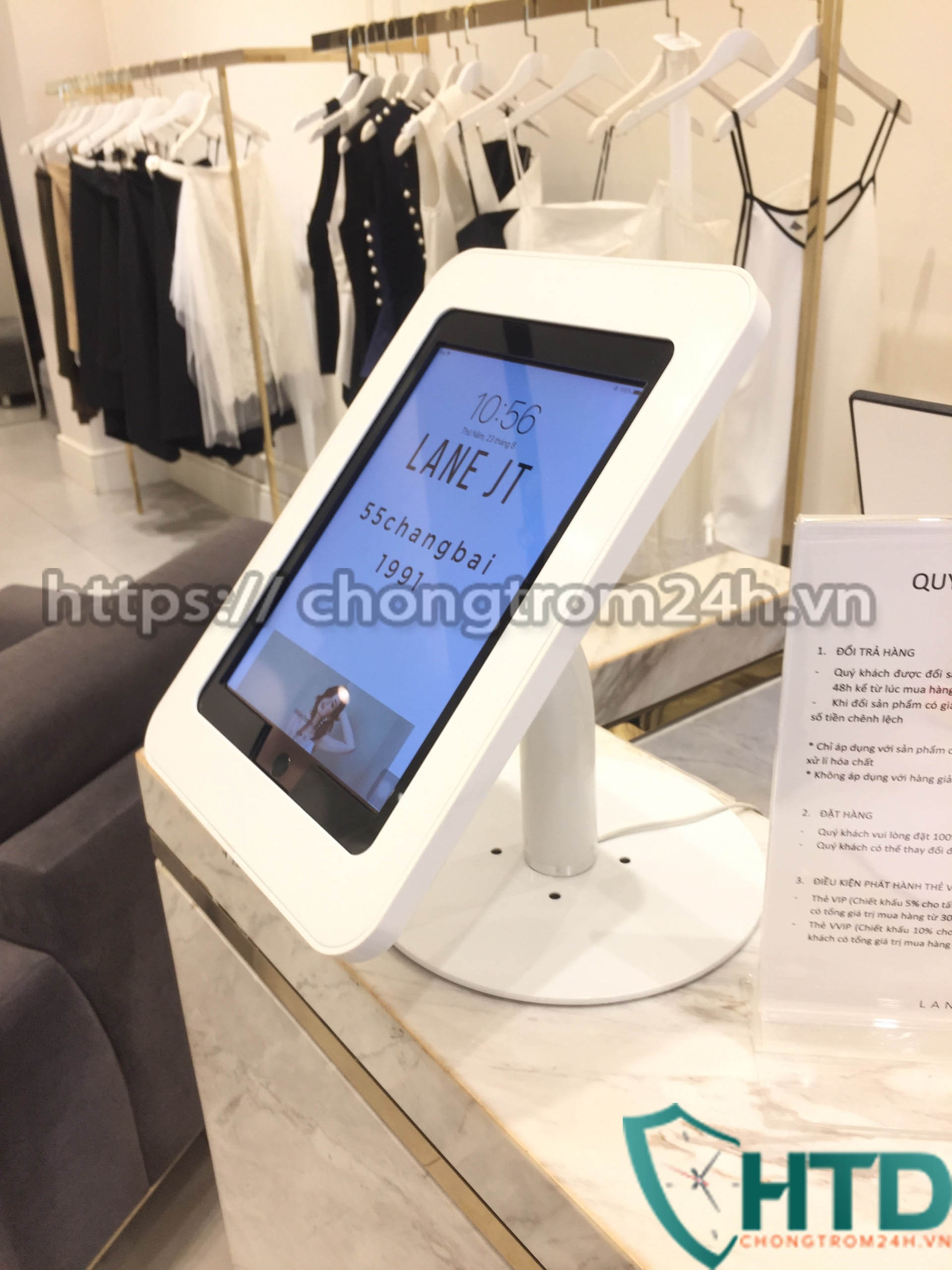 Giá đỡ máy tính bảng tại shop thời trang